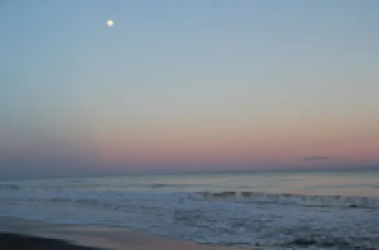 Oceanside Studio Condo. Walking Distance to Beach! Hotels in Emerald Isle