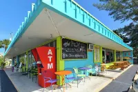 Unwind Sunshine - heated pool, steps to the local's favorite beach, free bikes