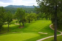 Yosemite Inn at Pine Mountain Lake, Groveland. Gateway to Yosemite National Park