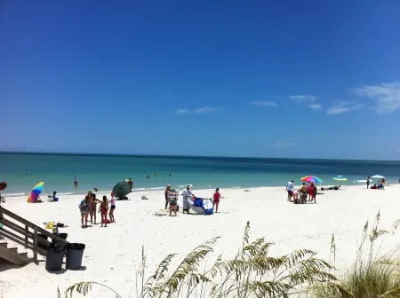 Beach block near Pier shops and restaurants, Historic cottage 3 bedrooms 2 1/2 B Отели рядом с достопримечательностью «Нейплс Пир»