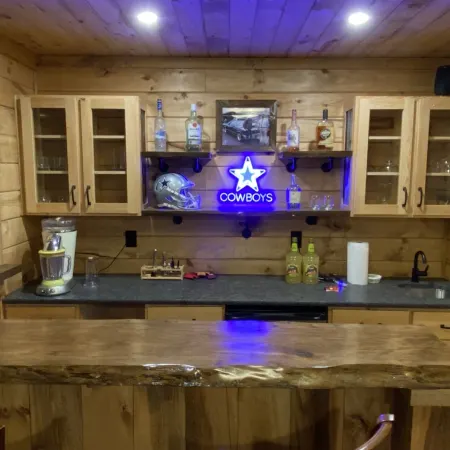 Deer Lick Cabin Lake Front Cabin That Sleeps 6. Minutes from Bristol