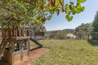 Spacious Yosemite Pet Friendly Retreat w/Game Room-Views-Deck & EV Charger