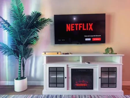 Stunning Design ~ Fireplace ~ Custom Desk ~ Balcony Отели рядом с Аэропорт Беверли