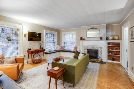Charming 2BR, near Park Ave with private balcony!