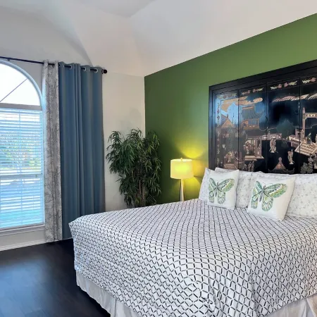 Luxury Spacious 4-BR Retreat with Pool Table, BBQ, and sleep 18