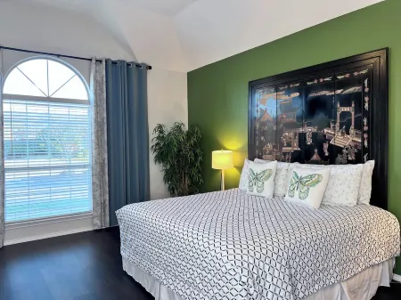 Luxury Spacious 4-BR Retreat with Pool Table, BBQ, and sleep 18