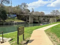 Amazing View Waterfront Condo Walk to Schlitterbahn Water Park Sleep 6 People