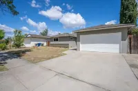 Fresno House | Pool | Fire Pit | Garage | 3/2:Wow! Oh Wow Nickel Arcade 주변 호텔