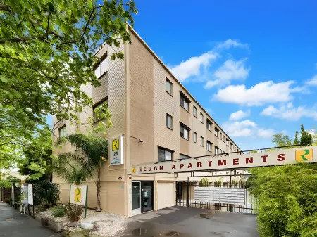 H & D Apartments Отели рядом со станцией Windsor Railway Station