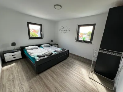 15 Minuten vom Freizeitpark und Seen Entfernt. Ferienwohnung in Ruhiger Lage