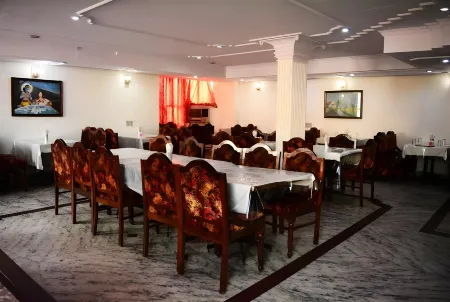 Dayals Отели рядом со станцией Charbagh Railway Station