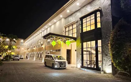 Hotel Sentral Jombang Отели в г. Peterongan