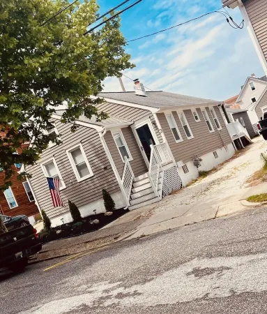 BAY AND BEACHRelax in this well appointed beach cottage in historic Old Town