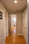 SOFIMA-Cozy and Charming 2-bedroom apartment! Woburn Public Library附近的飯店
