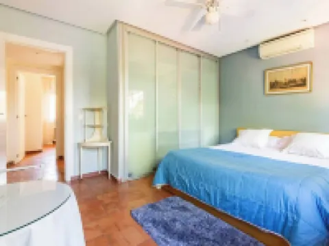 Torrelodones: House with shared garden and pool 25 min from Madrid. Wifi Hoteles en Galapagar