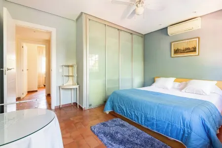 Torrelodones: House with shared garden and pool 25 min from Madrid. Wifi