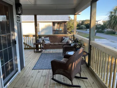 Charming 3-bedroom waterfront house in OKI just steps from public beach access