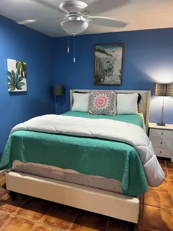 Beautiful 2BR 2BA Home with Private Pool & Jacuzzi - Includes Pool Table Отели рядом с достопримечательностью «Кресент Бич»