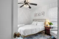 Hapeville Hideaway • 5 Min to ATL • Perfect for Layovers, Crews & Biz Travel Hotels in Hapeville