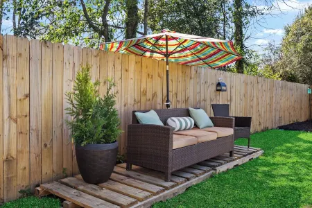 Cozy Pensacola Bungalow • 10 Mins to Downtown • Coffee Bar • Hammocks + Karaoke