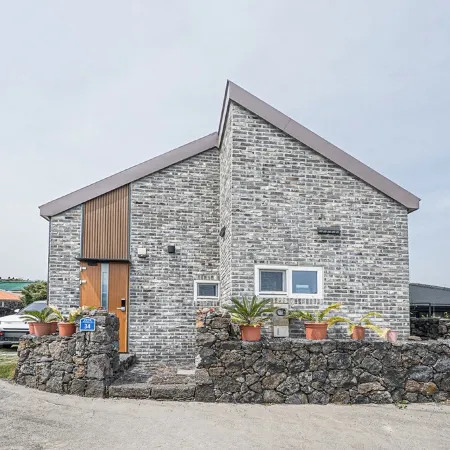 Jeju One Pet-Friendly Private Pension Отели рядом с достопримечательностью «Пляж Джимйонг»