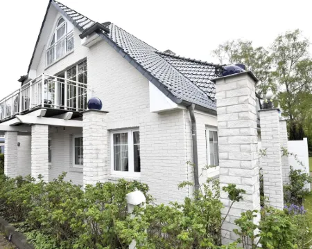 ゲラウミゲ ヴォーヌング ミット ガーデン イン ツィングスト ツィングシュトのホテル