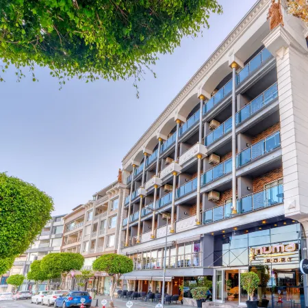 Numa Port Hotel