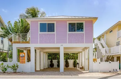 Ami Gulf Lookout-Views of the Gulf from Every Room-Rooftop Terrace Hotels near Herb Dolan Park