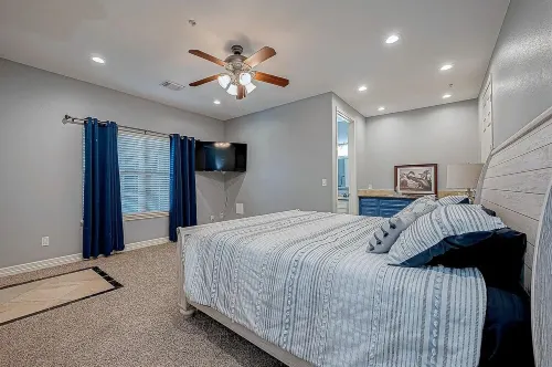 Spacious 2-bedroom Condo with Lake Views and WiFi - Sleeps 6