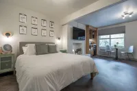 โรงแรมโลคัล และร้านค้า