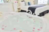 Sandyport Beach Resort - Hot Tub