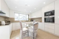 Beaconsfield Hotels in Luton