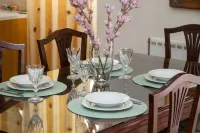 Sophisticated 2-Bedroom Retreat in Petroupoli Hotel dekat Agia Varvara