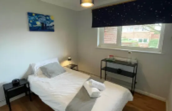 3 Bed House - Sleeps 5 - Garden - Parking - Wifi Hotels in 