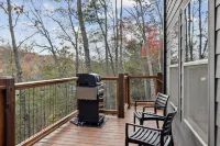 2 Brand New Cabins for Family Retreat!! Hotels in Sevier County