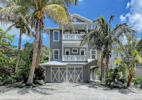 Mermaid's Landing Managed by Beach Retreats Hotels near Anna Maria Beach