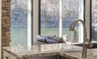 Foggy River Retreat For 16!