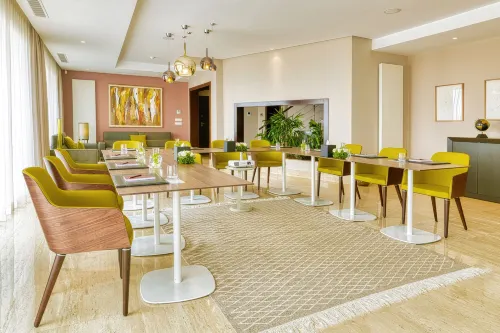 آدم للأجنحة الفندقية تناول الطعام Photos