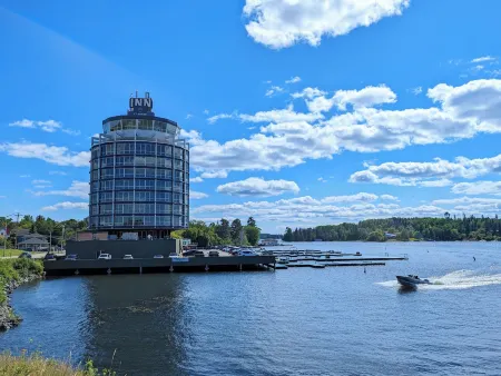 Clarion Lakeside Inn & Conference Centre