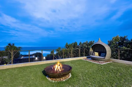 Dolphin Coast Yolo Spaces - Ballito Beach House Villa Отели в г. Баллито
