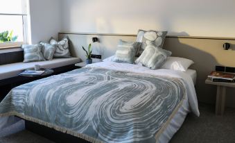 Barrys Beach Road Hotel