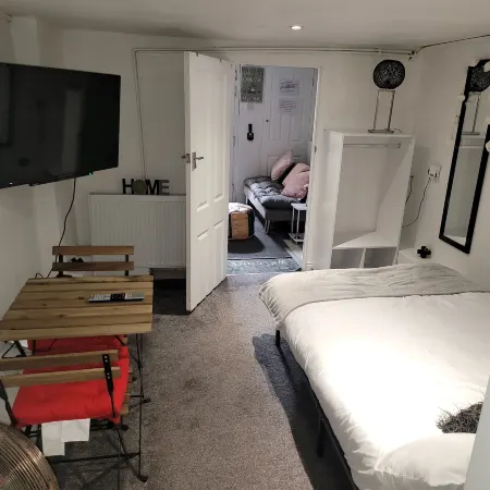Hidden Treasure- 2 Beds Sleeps 3 Gillingham
