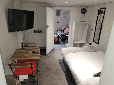 Hidden Treasure- 2 Beds Sleeps 3 Gillingham