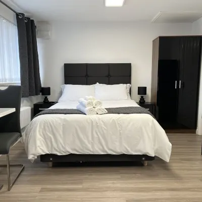 Studio Appt - Sleeps 2 - Free Parking - 5Min-Metro Hotels near River Mersey Pathway, West Didsbury M20