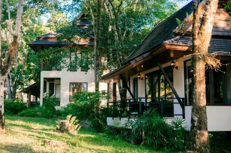 Kooncharaburi Resort - Koh Chang Отели рядом с достопримечательностью «Ban Salak Phet»