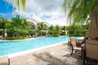 Colorful Poolside Condo w/ Garden-View Patio & Resort-Style Amenities - piscine
