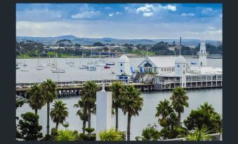 Waterfront (Yarra St) by Gold Star Stays