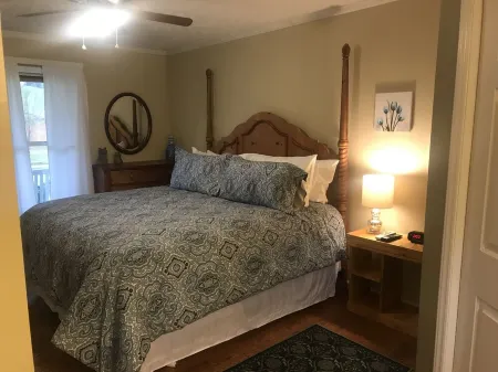 June’s Place In The Country Отели рядом с достопримечательностью «Нью Ривер трейл Стейт Парк, Клиффвью Аксесс»