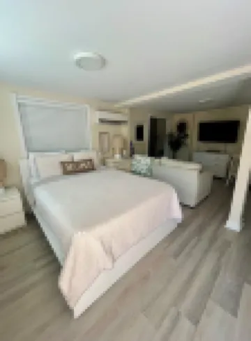 Flamingo Cottage Sleeps 4 - Escape the Cold; Our Pool IS Heated!