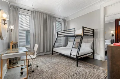 Style and Luxury - Unbeatable Location UWM English as a Second Language Program附近的飯店